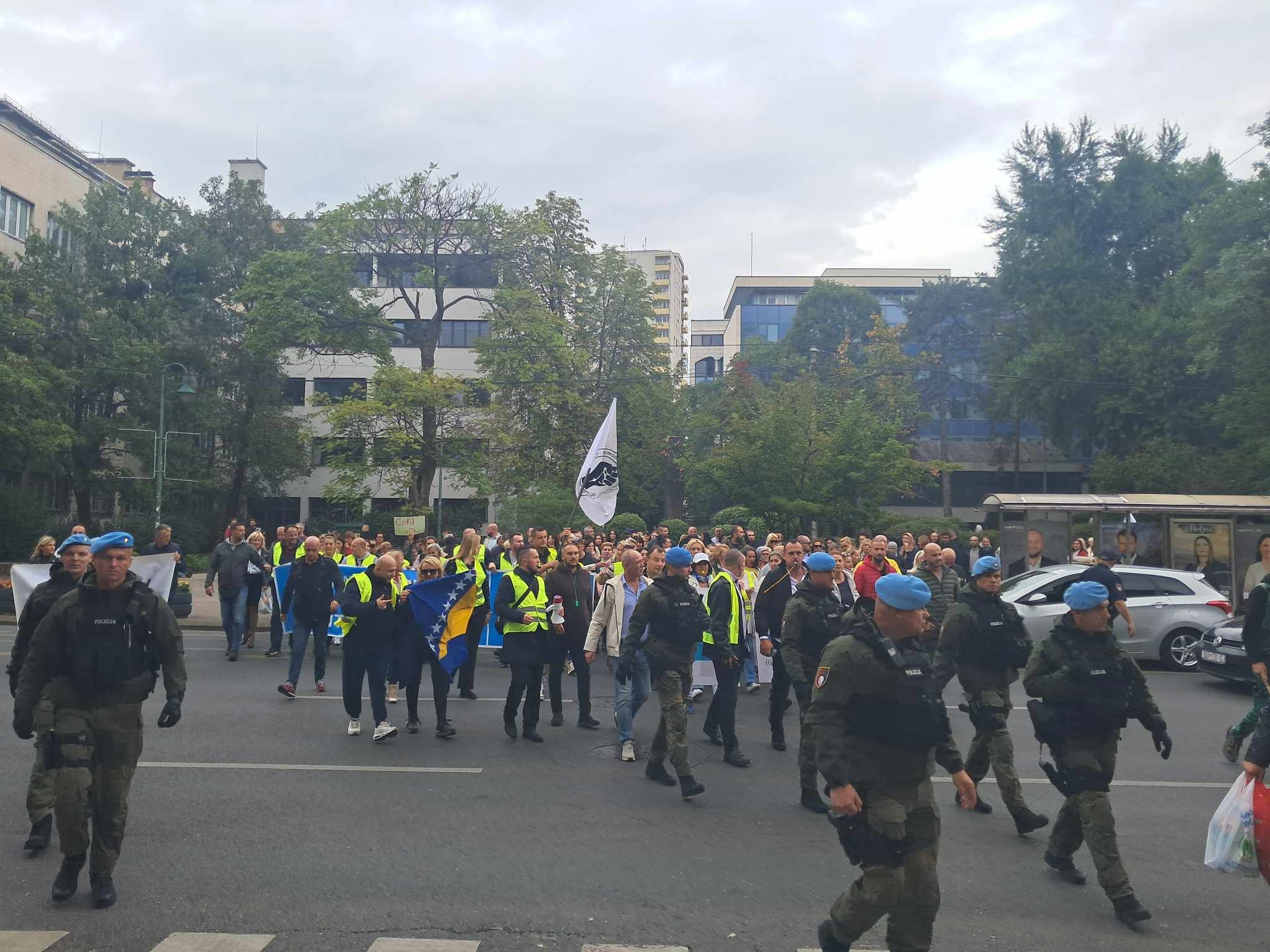 Hočko je naglasio da radnici u zdravstvu nisu zadovoljni neto satnicom koja im je ponuđena od Vlade KS i iznosi 3,25 sa ranijih 3.07.