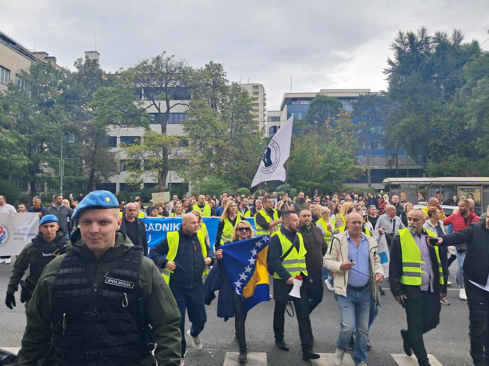 Nezadovoljni zdravstveni radnici izašli na ulice Sarajeva: Ima para kad se ne krade