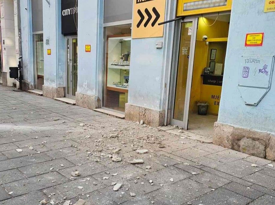 Već treći put u posljednja dva i po mjeseca došlo do obrušavanja dijela fasade sa zgrade