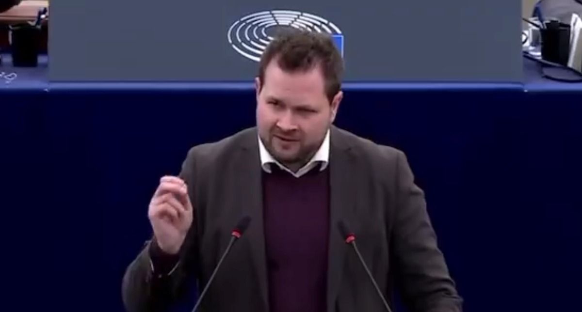 Zbog ovog istupa je dobio službeni ukor od potpredsjednika Evropskog parlamenta Nicolaea Stefanuta. 
