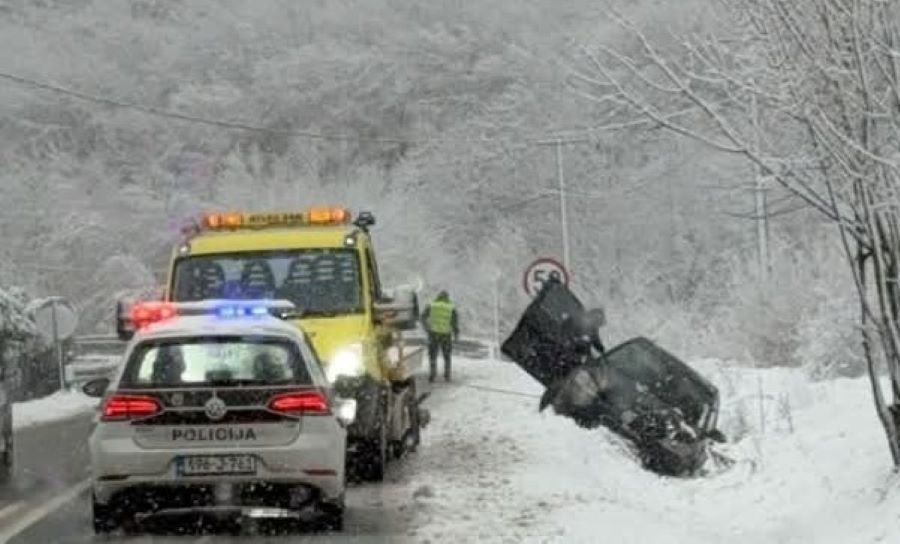 Policijski službenici MUP-a KS su izašli na teren kako bi izvršili uviđaj dok BIHAMK pokušava izvući automobil iz kanala u koji je upao pored puta
