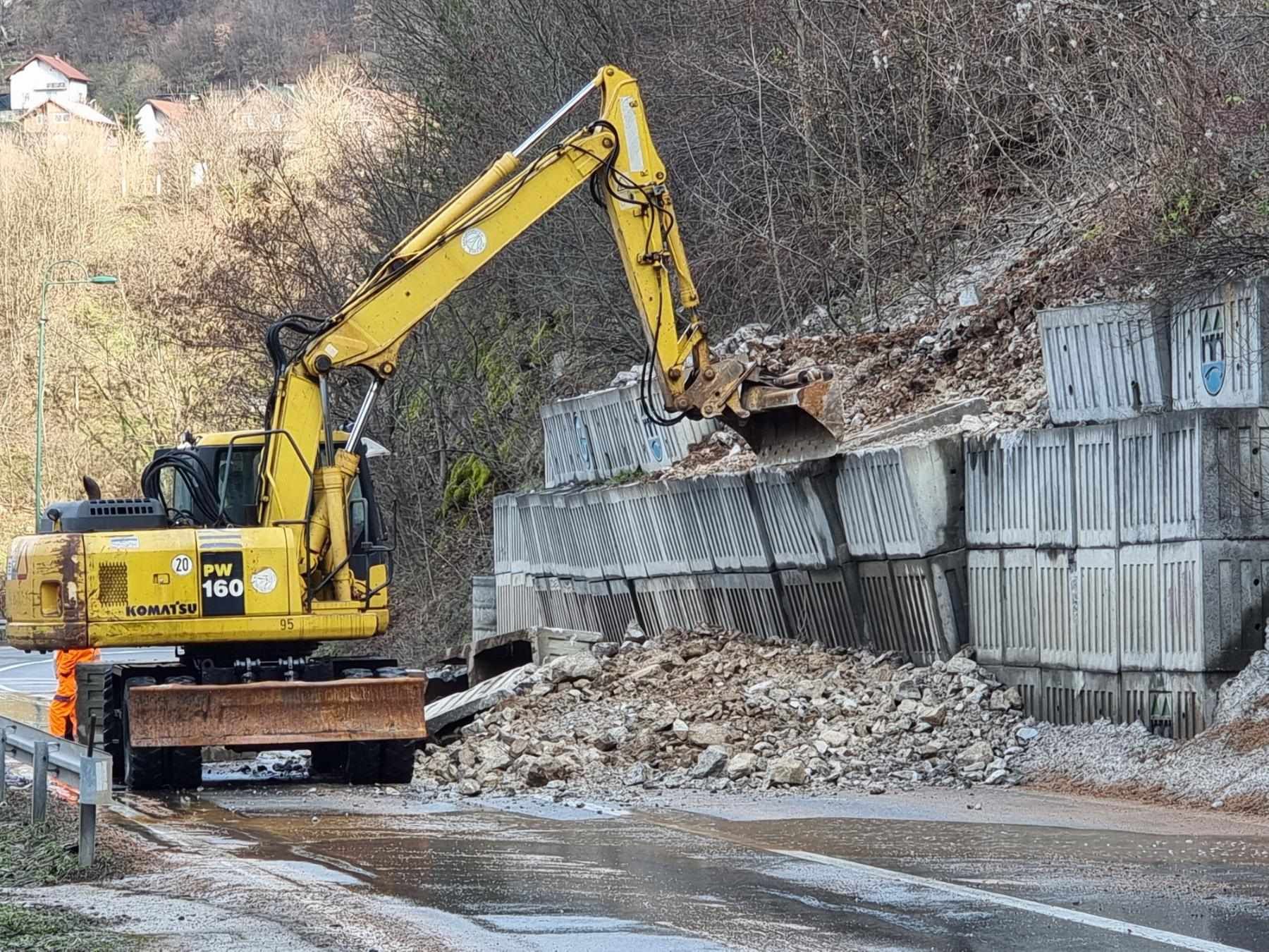 Vozačima se savjetuje poseban oprez zbog učestalih odrona na ovim dionicama