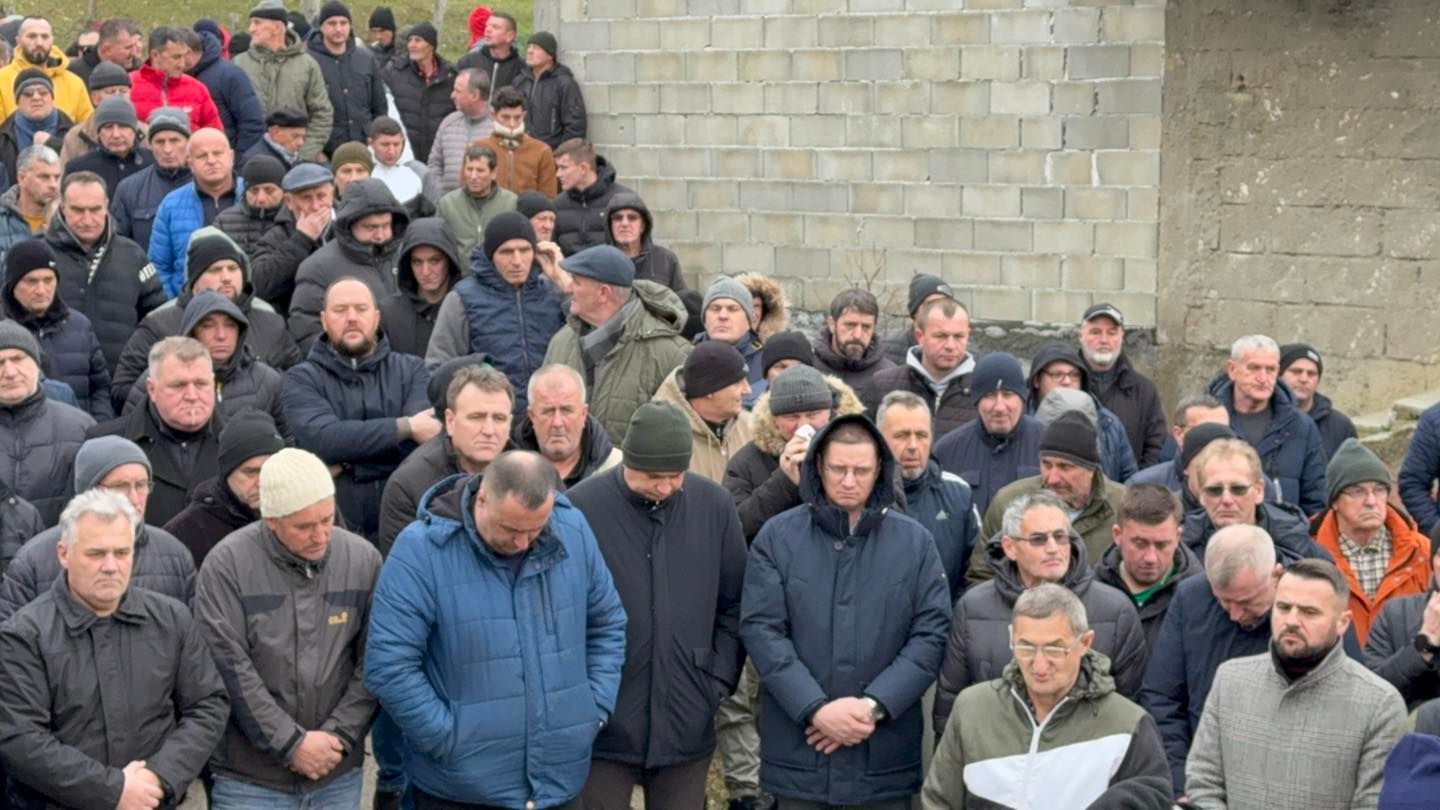 Napustio nas je još jedan veliki patriota: Klanjana dženaza Mensuru Selimoviću