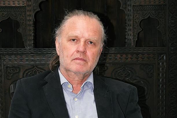 Knjiga nosi naziv "Palestina I (SADizam)", a pojam sadizma ima dvojako značenje jer progovara i o upletenosti Sjedinjenih Američkih država u ratna dešavanja u Palestini
