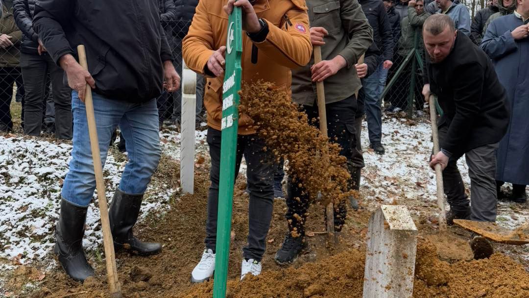 Napustio nas je još jedan veliki patriota: Klanjana dženaza Mensuru Selimoviću