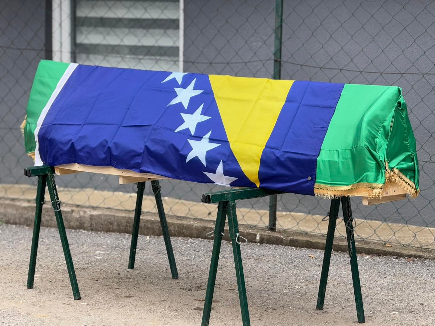 Napustio nas je još jedan veliki patriota: Klanjana dženaza Mensuru Selimoviću