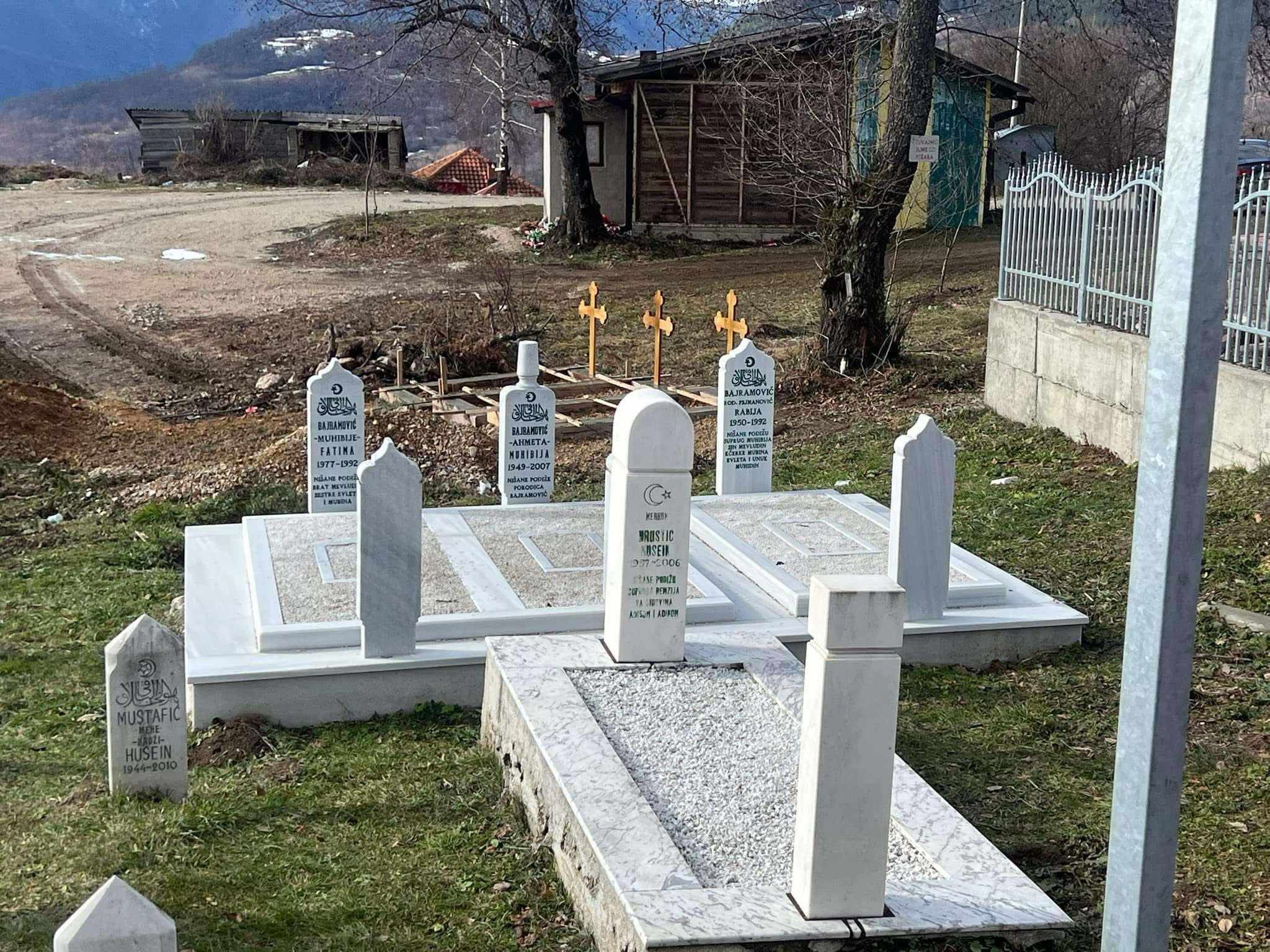 Bošnjački odbornici u Skupštini općine Srebrenica, zajedno s mještanima Kragljivode, podnijeli su krivičnu prijavu protiv igumana manastira Karno Srebrenica, Luke Babića