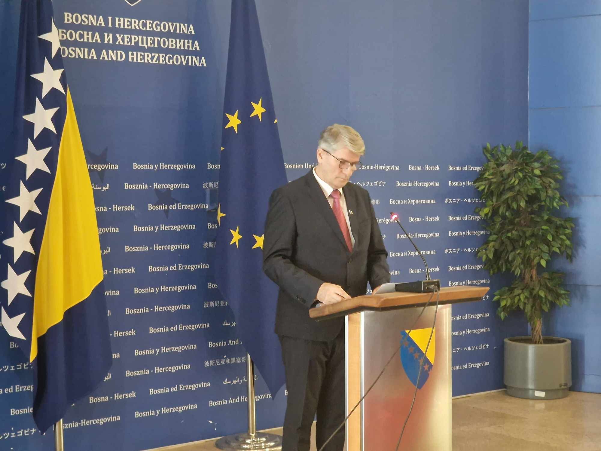 Preciznije, morao je biti penzionisan prije više od pet godina, jer trenutno ima 48 godina penzijskog staža