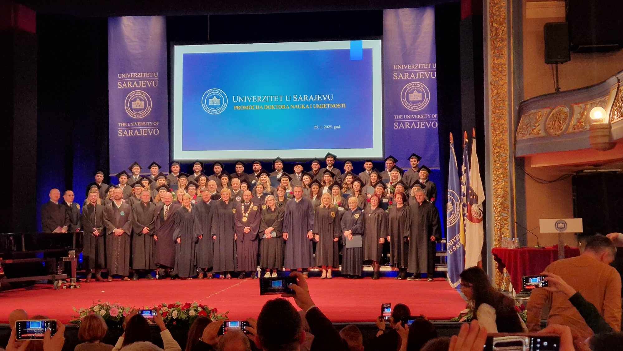 Promocija doktora nauka Univerziteta u Sarajevu upriličena je večeras u Narodnom pozorištu.   