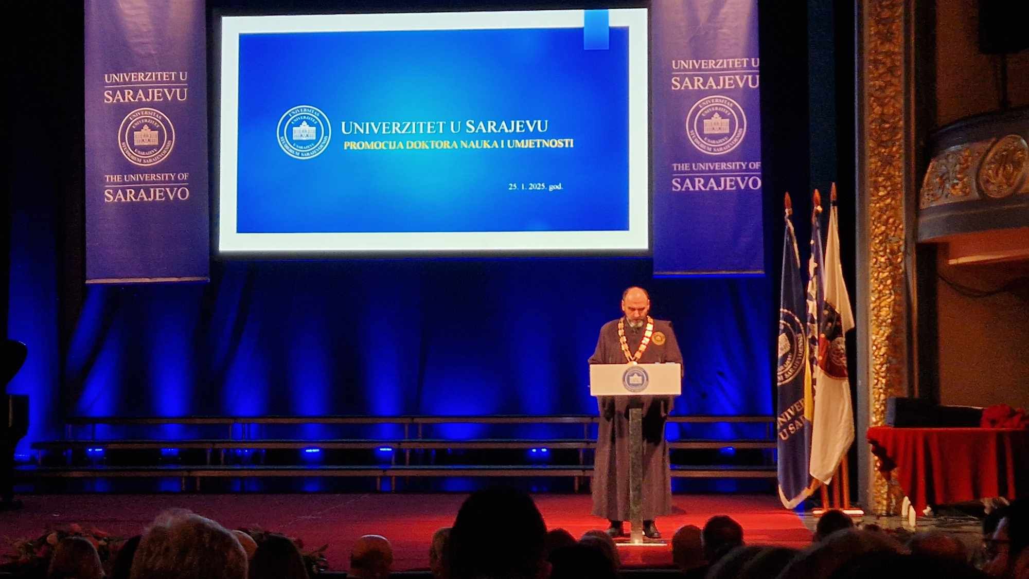 Promocija doktora nauka Univerziteta u Sarajevu upriličena je večeras u Narodnom pozorištu.   