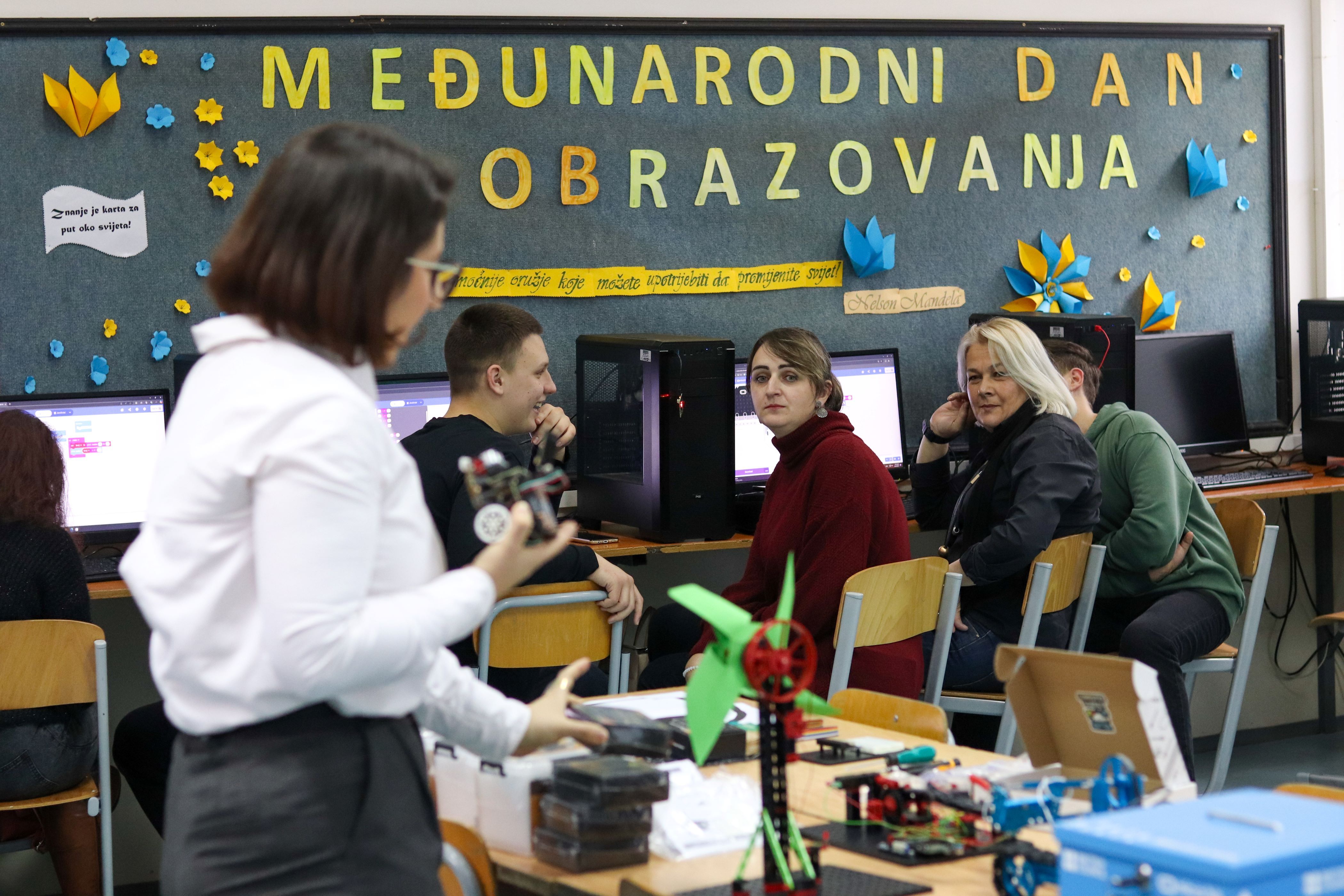 Povodom Međunarodnog dana obrazovanja Hoše komerc donirao OŠ 'Amer Ćenanović' vrijednu STEM opremu