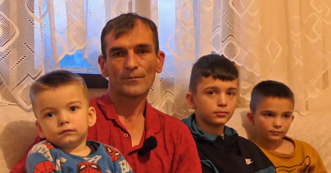 Kada ode na posao, djeca ostanu sama u kući i brinu se jedni o drugima