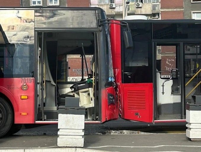 Prema prvim informacijama, jedan od vozača autobusa pokosio je ljude koji su stajali na stanici, a zatim udario vozilo koje je bilo ispred njega