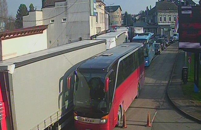 Zbog niske temperature skreće se pažnja na poledicu, posebno na dionicama u višim predjelima