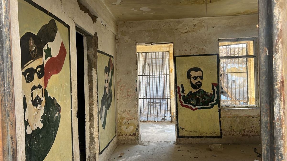 Zatvorski kompleks je u ruševinama, a mogu se vidjeti i dokumenti razbacani po kancelarijama, koje su nekada koristile iranske snage