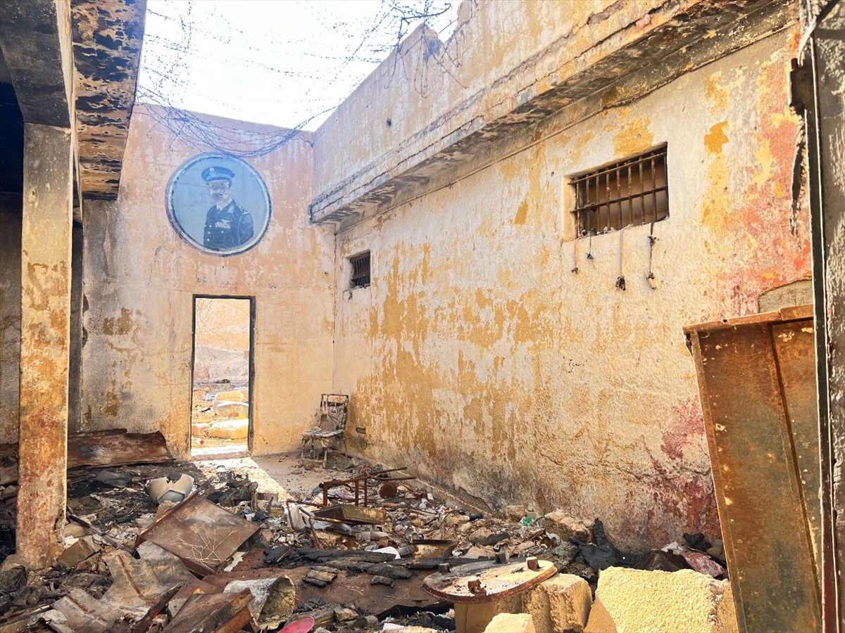 Zatvorski kompleks je u ruševinama, a mogu se vidjeti i dokumenti razbacani po kancelarijama, koje su nekada koristile iranske snage