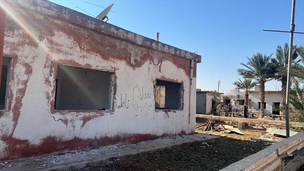 Zatvorski kompleks je u ruševinama, a mogu se vidjeti i dokumenti razbacani po kancelarijama, koje su nekada koristile iranske snage