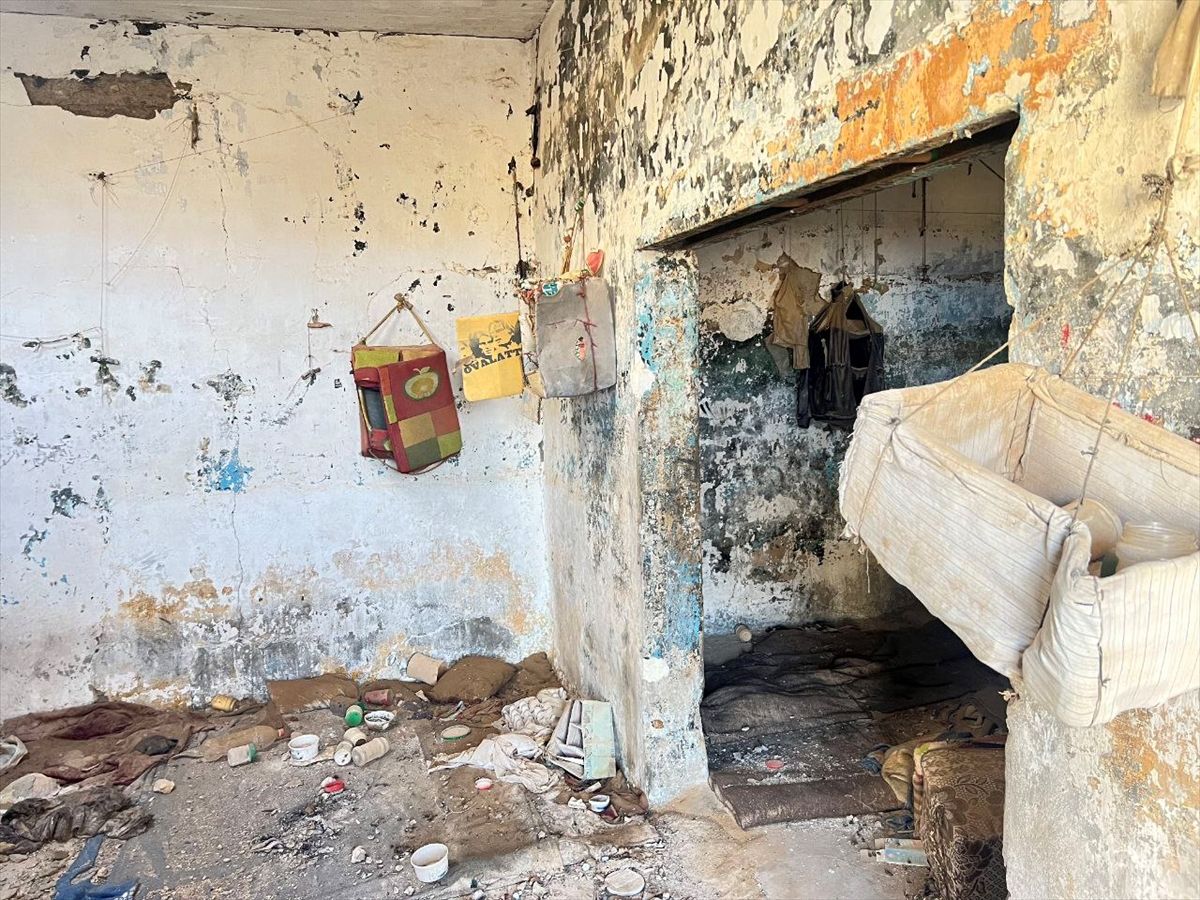 Zatvorski kompleks je u ruševinama, a mogu se vidjeti i dokumenti razbacani po kancelarijama, koje su nekada koristile iranske snage