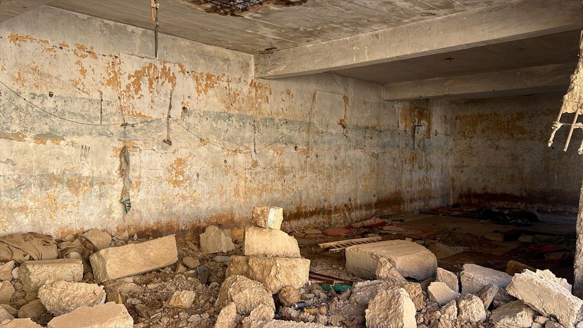 Zatvorski kompleks je u ruševinama, a mogu se vidjeti i dokumenti razbacani po kancelarijama, koje su nekada koristile iranske snage