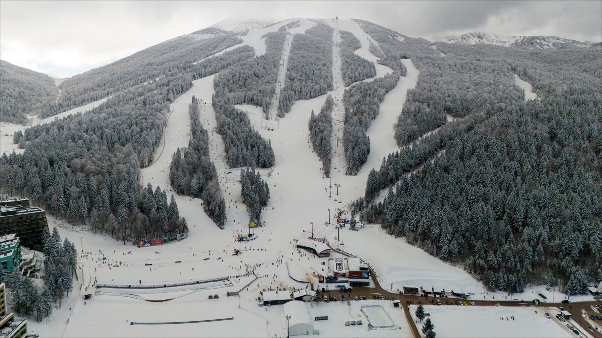 Za ljubitelje skijanja koji žele uživati u prirodnim ljepotama i povoljnim cijenama, Bjelašnica se definitivno ističe kao odlična destinacija za skijanje u 2025. godini.