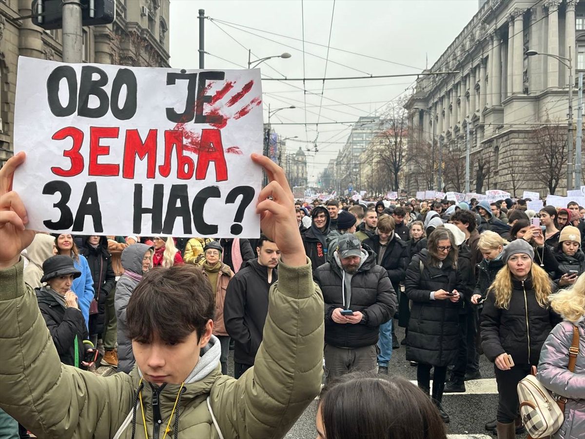 I danas su demonstranti širom Srbije u terminu od 11.52 do 12.07 sati zastali i odali počast stradalima u padu nadstrešnice u Novom Sadu