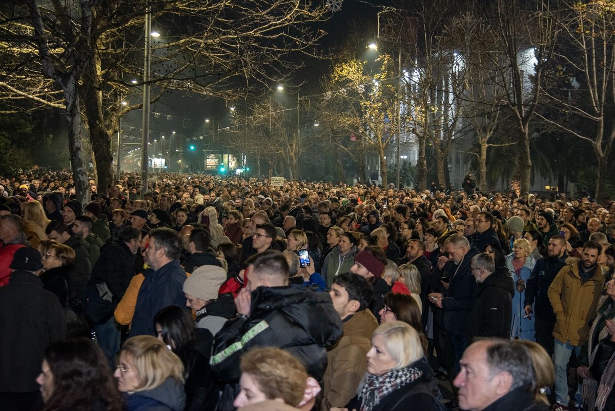 Tokom protestne šetnje od zgrade MUP-a do Skupštine Crne Gore, okupljeni su uzvikivali “Ubice”, “Ostavke”, “Foteljaši”, “Vidiš li nas dobro Danilo”, “Nema predaje”