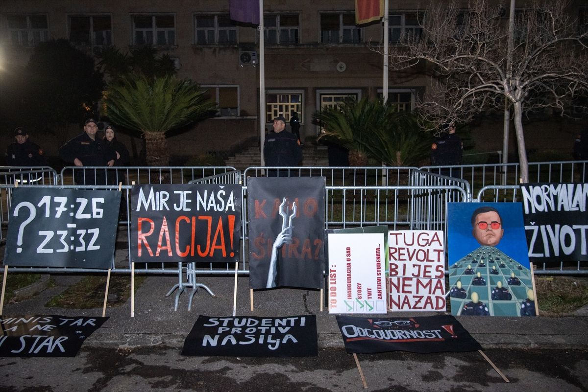 Tokom protestne šetnje od zgrade MUP-a do Skupštine Crne Gore, okupljeni su uzvikivali “Ubice”, “Ostavke”, “Foteljaši”, “Vidiš li nas dobro Danilo”, “Nema predaje”