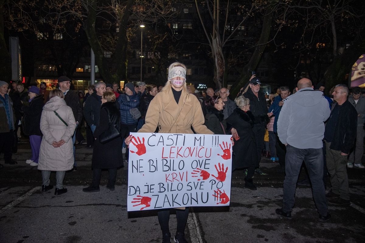 Tokom protestne šetnje od zgrade MUP-a do Skupštine Crne Gore, okupljeni su uzvikivali “Ubice”, “Ostavke”, “Foteljaši”, “Vidiš li nas dobro Danilo”, “Nema predaje”