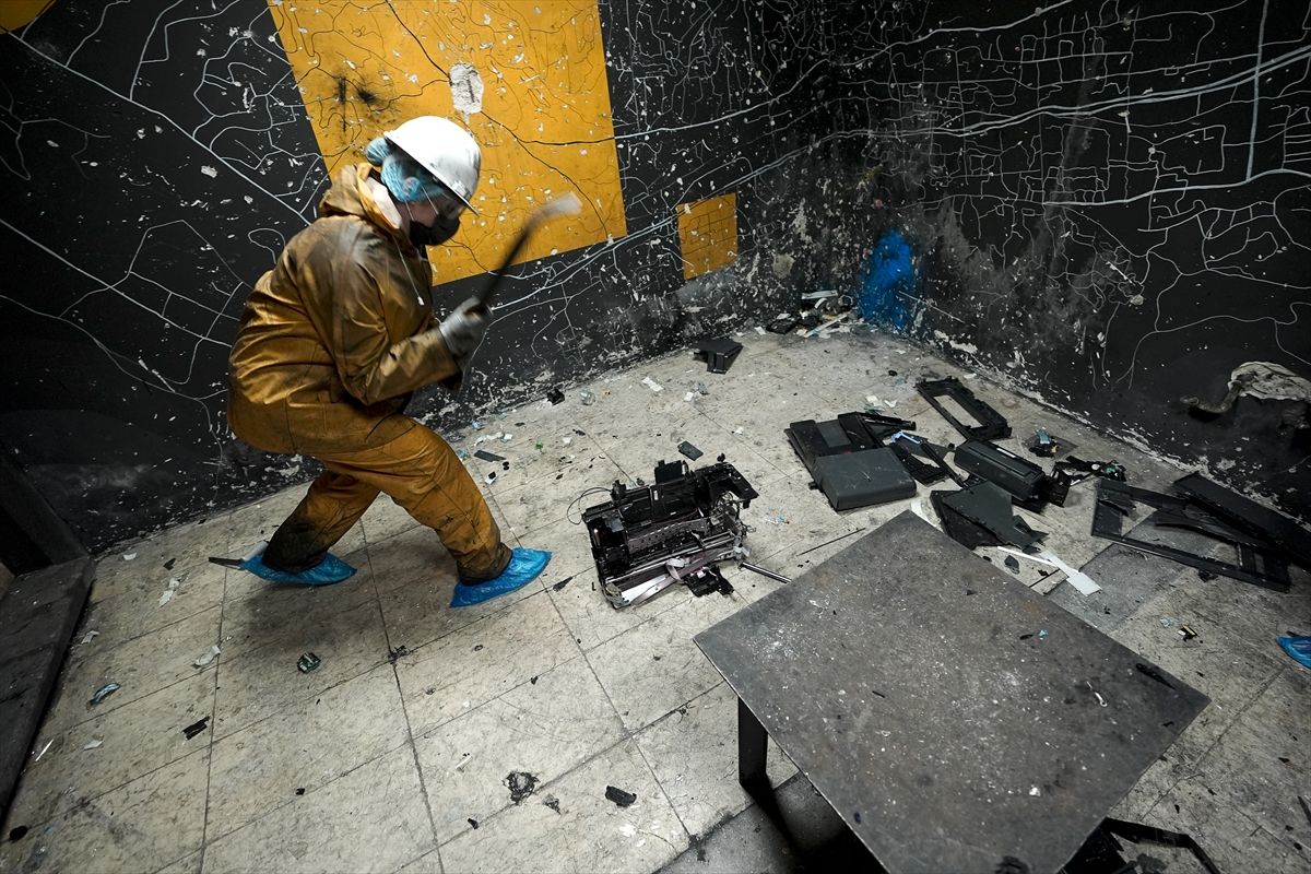 Ljudi dođu isfrustrirani i ljuti, a izađu sretni, kaže Toni Tomić, dok dočekuje posjetitelje prve sobe za razbijanje u BiH