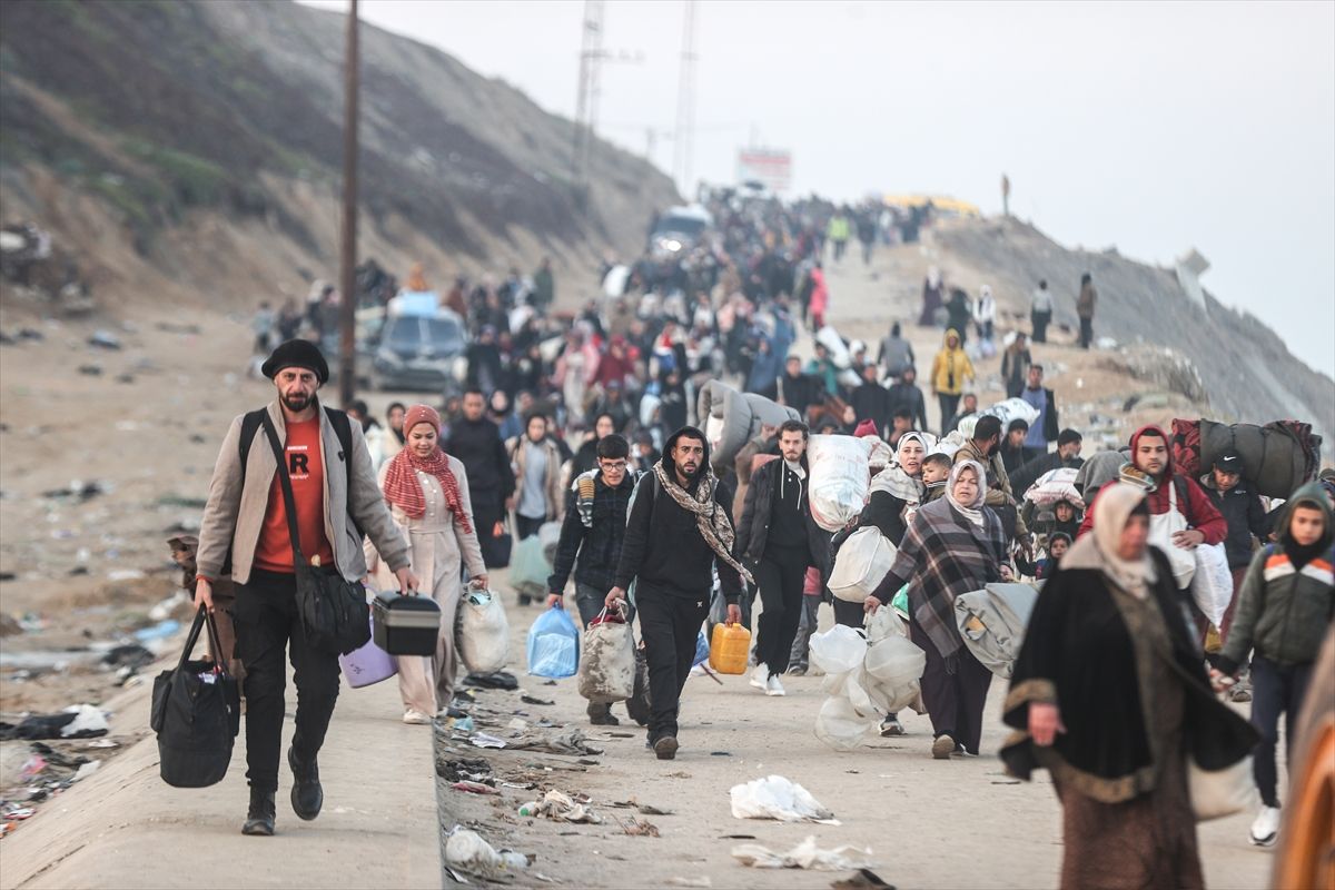 Kolone vozila i pješaka sa juga na sjever Gaze prelaze koridorom Netzarim, gdje se vrše i pregledi vozila pomoću rendgenskih uređaja.