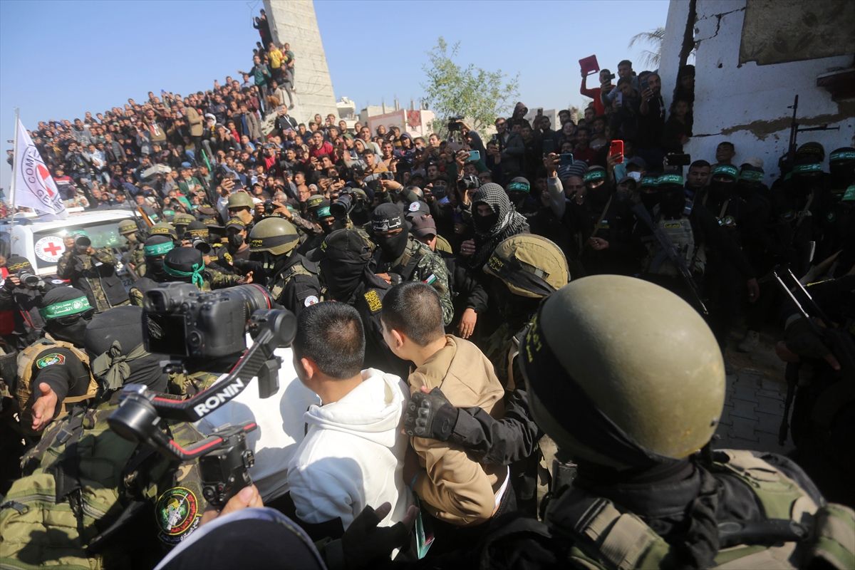 Izraelski premijer Benjamin Netanyahu izjavio je da je prizor predaje taoca usred mase okupljenih ljudi bio šokantan te zaprijetio smrću svakome ko povrijedi taoce