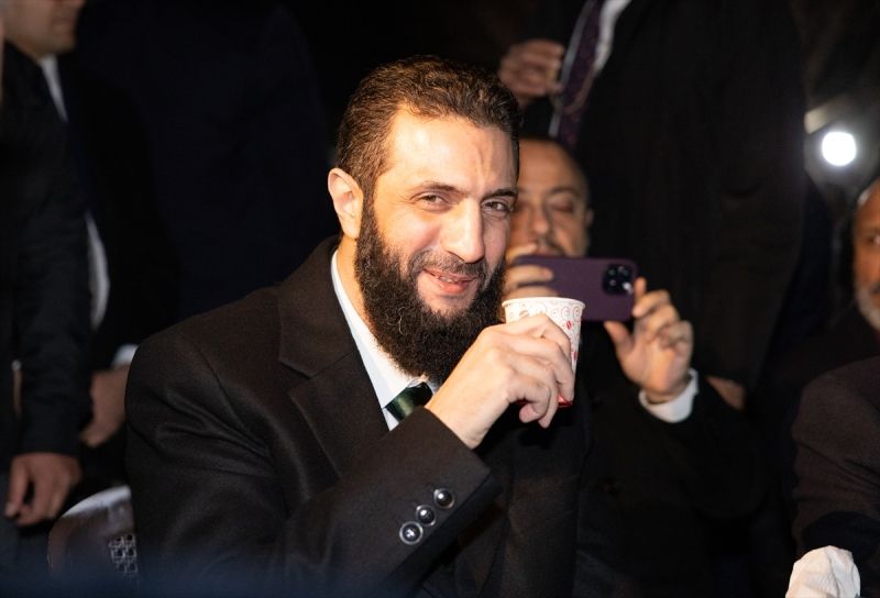 Al Shara nema nikakvu službenu poziciju u novoj Siriji, osim što je vođa Hayat Tahrir al Shama (HTS), islamističke organizacije koja je vodila nedavnu ofanzivu 