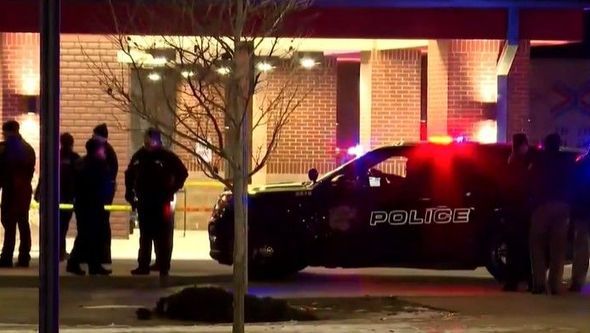 Naime, dvoje policajaca je ranjeno, a osumnjičeni je upucan i ubijen