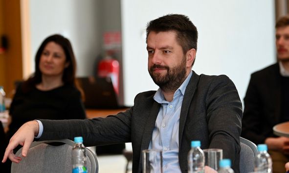 Zastupnik Naše stranke u Predstavničkom domu FBiH Amir Purić kritizirao je odluku Vlade FBiH (koju čini i Naša stranka) kojom je povećan minimalac na 1.000 KM.