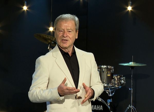 Ne propustite priliku da poslušate ovu emotivnu baladu koja nas podsjeća da ljubav i tuga uvijek idu ruku pod ruku