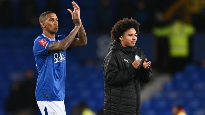 Ashley Young je 'razočaran' nakon što mu je uskraćena želja da igra protiv sina u okršaju FA kupa