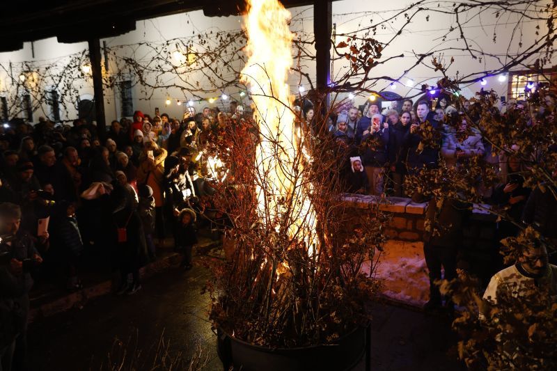 Vjernici zapalili badnjak u dvorištu Stare pravoslavne crkve u Sarajevu uoči Božića