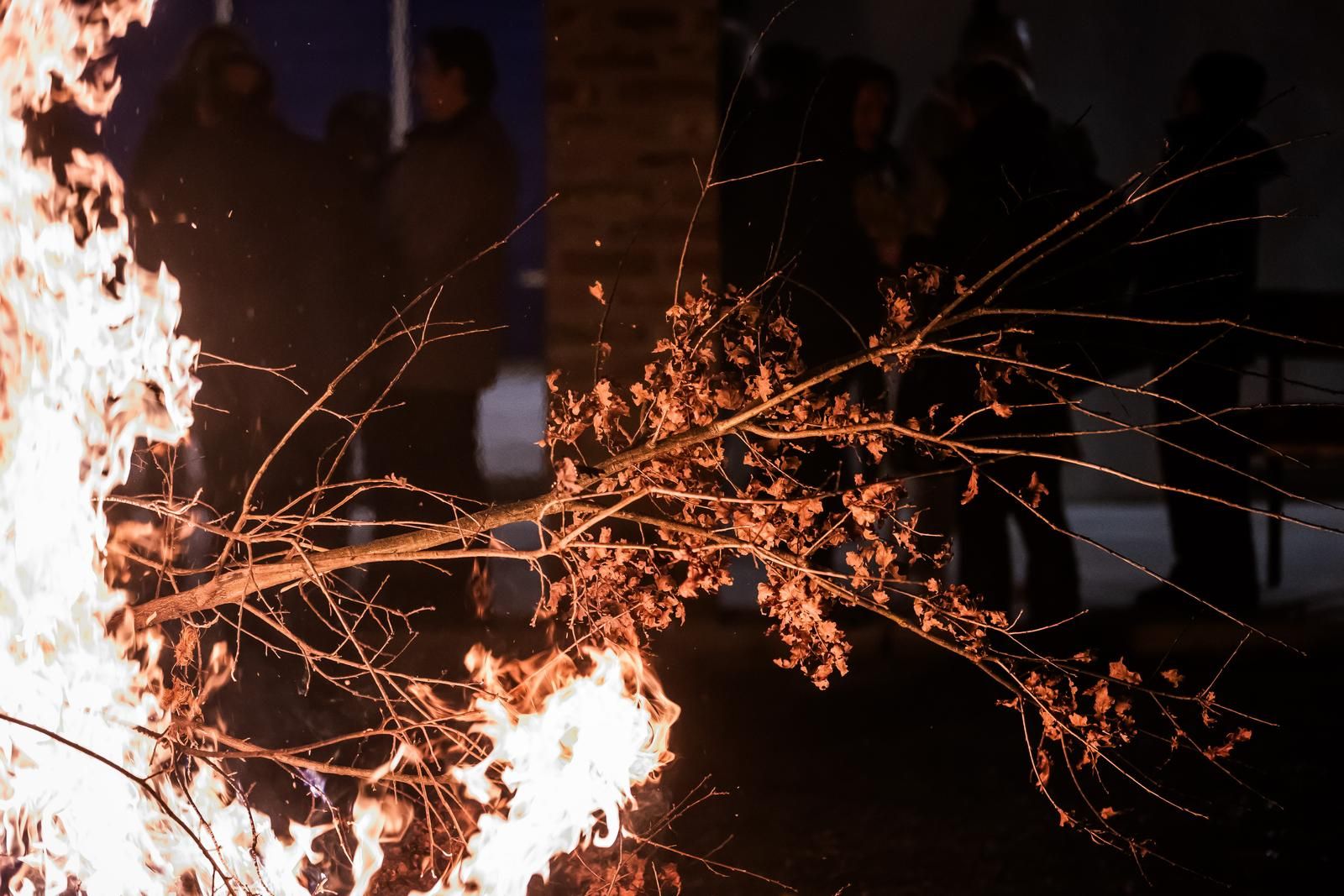 Badnjak predstavlja simbol drveta koje su, kako kaže predanje, pastiri donijeli Josifu i Mariji da založe vatru i zagriju pećinu u kojoj je rođen Isus.