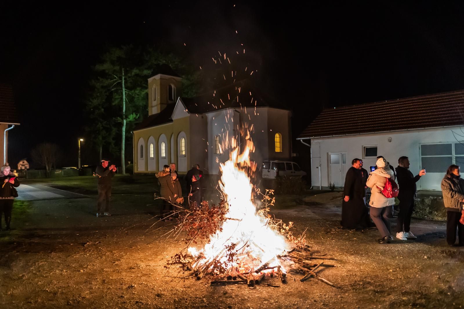 Pravoslavci obilježavaju Badnji dan: U kuću se unosi badnjak kao simbol sreće i napretka