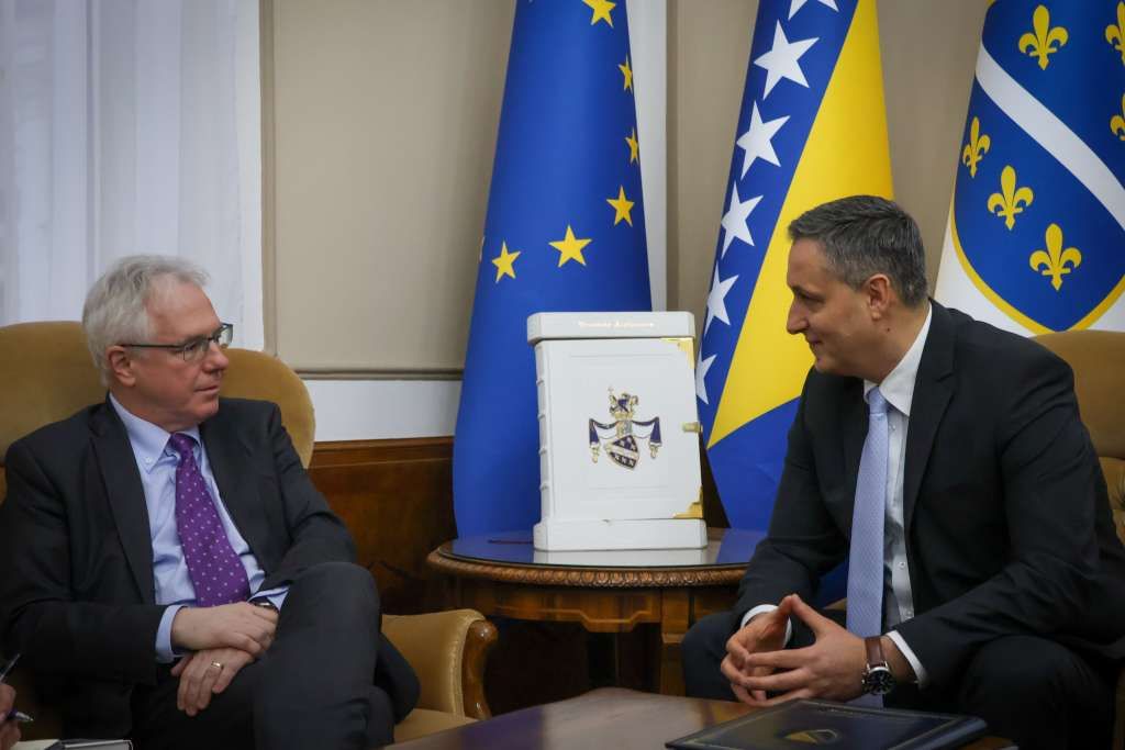 Bećirović je ukazao na važnost kontinuiteta dvostranačke podrške Sjedinjenih Američkih Država Bosni i Hercegovini i njenom suverenitetu i teritorijalnom integritetu