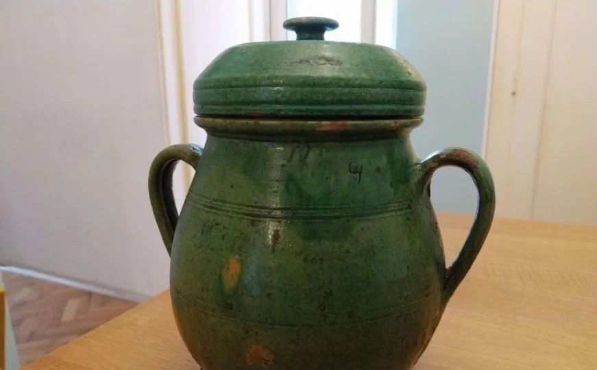 Baka i djed su nekoliko godina živjeli u Sarajevu početkom 60-ih godina i vjerovatno donijeli posudu sa sobom na povratku