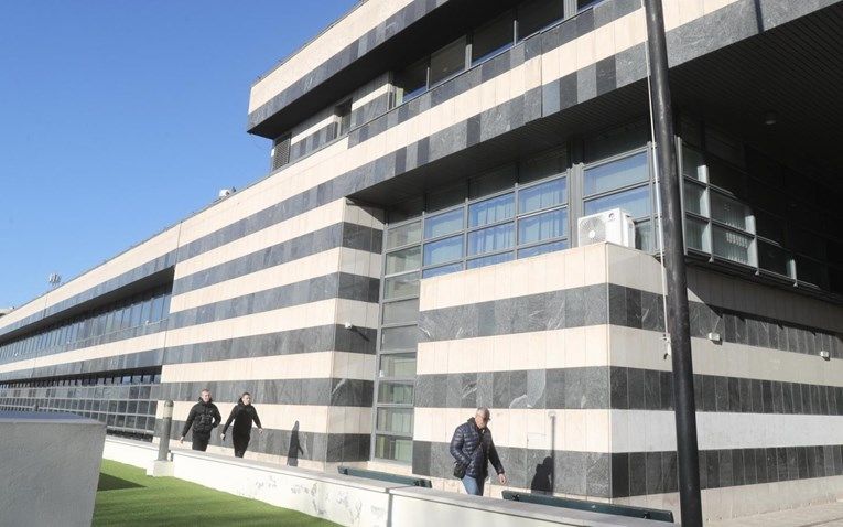 Podsjećamo, on je na jednoj društvenoj mreži, u grupi s više članova, zaprijetio kako će doći s oružjem i pucati na studente, profesore i osoblje