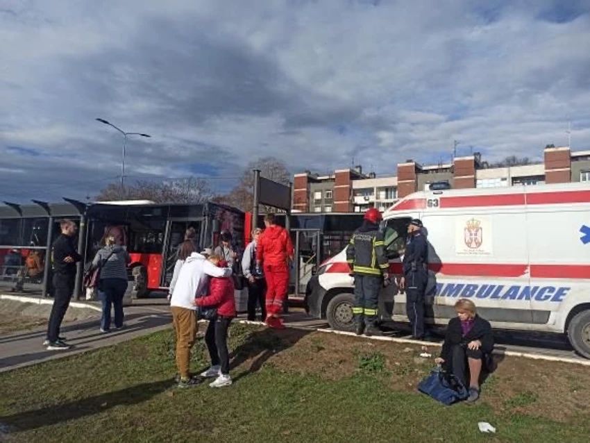 Prema prvim informacijama, jedan od vozača autobusa pokosio je ljude koji su stajali na stanici, a zatim udario vozilo koje je bilo ispred njega