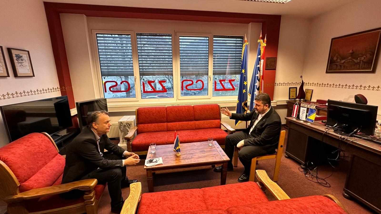 Damir je studirao književnost na Univerzitetu u Sarajevu, a sociologiju na Univerzitetu Johannes Kepler u Lincu.