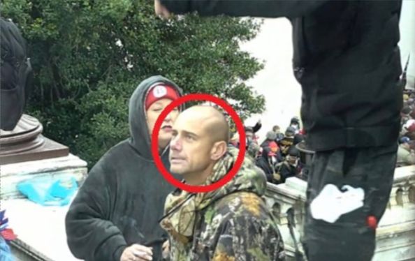 Tužioci su tvrdili da je 6. januara 2021. ušao u Kapitol i razbio prozor, a potom je kasnije bacio uređaj na policajce koji je eksplodirao u tunelu.