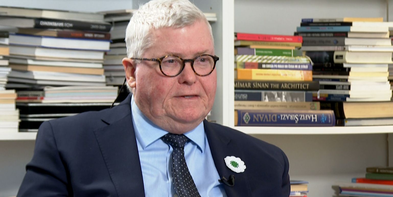 Večerašnje izdanje ''7Plus'' prilika je da ugostimo dragog i važnog gosta, američkog profesora filozofije i studija o holokaustu i genocidu Davida Pettigrewa