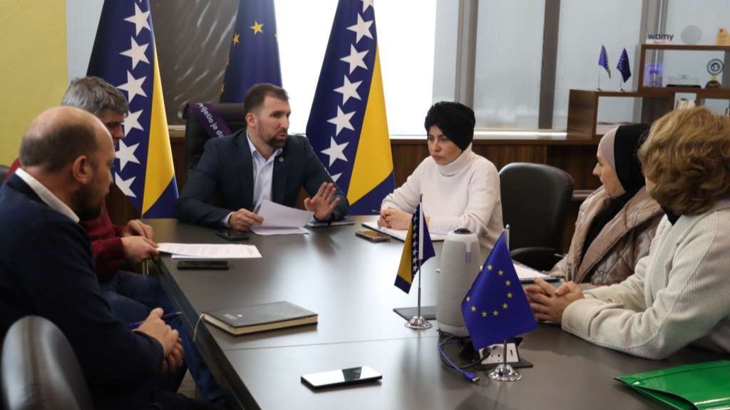 Tokom sastanka, ministar Delić je istaknuo da će naknada roditelja njegovatelja ići u skladu s novom minimalnom plaćom