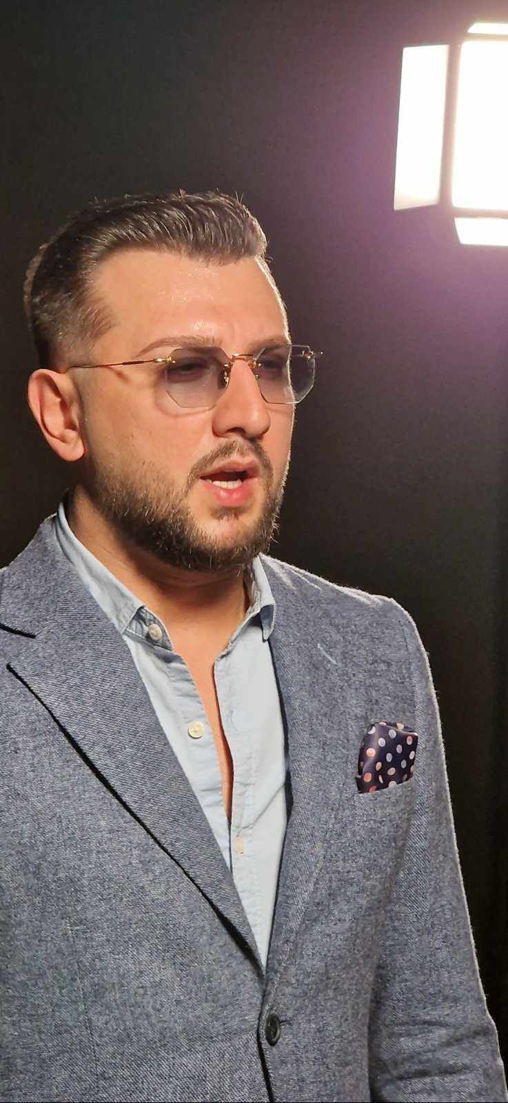 Denial Ahmetović predstavlja emotivnu pjesmu "Leti ptico" koja nosi duboku poruku