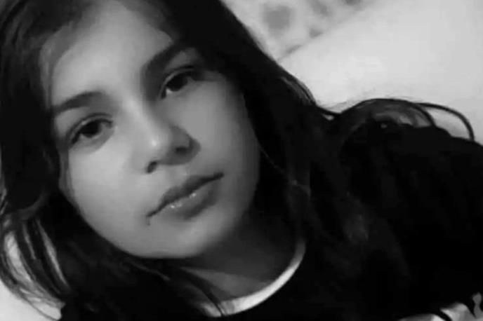 Učenica osnovne škole, jučer je primila svoje svjedočanstvo i željela je da pozajmi knjige iz obližnje biblioteke kako bi iskoristila školski raspust