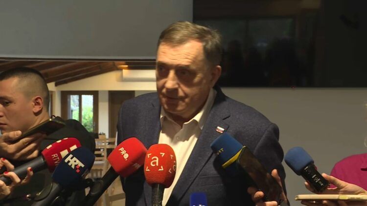 Svu odgovornost za raspad državne koalicije Dodik je prebacio na stranke „trojke“, istaknuvši da je dvadeset puta s njima dogovorio rješavanje najvećih problema...